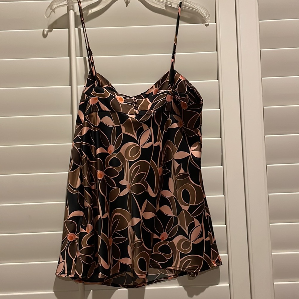 Super cute sleeveless top. Labeled a size large.